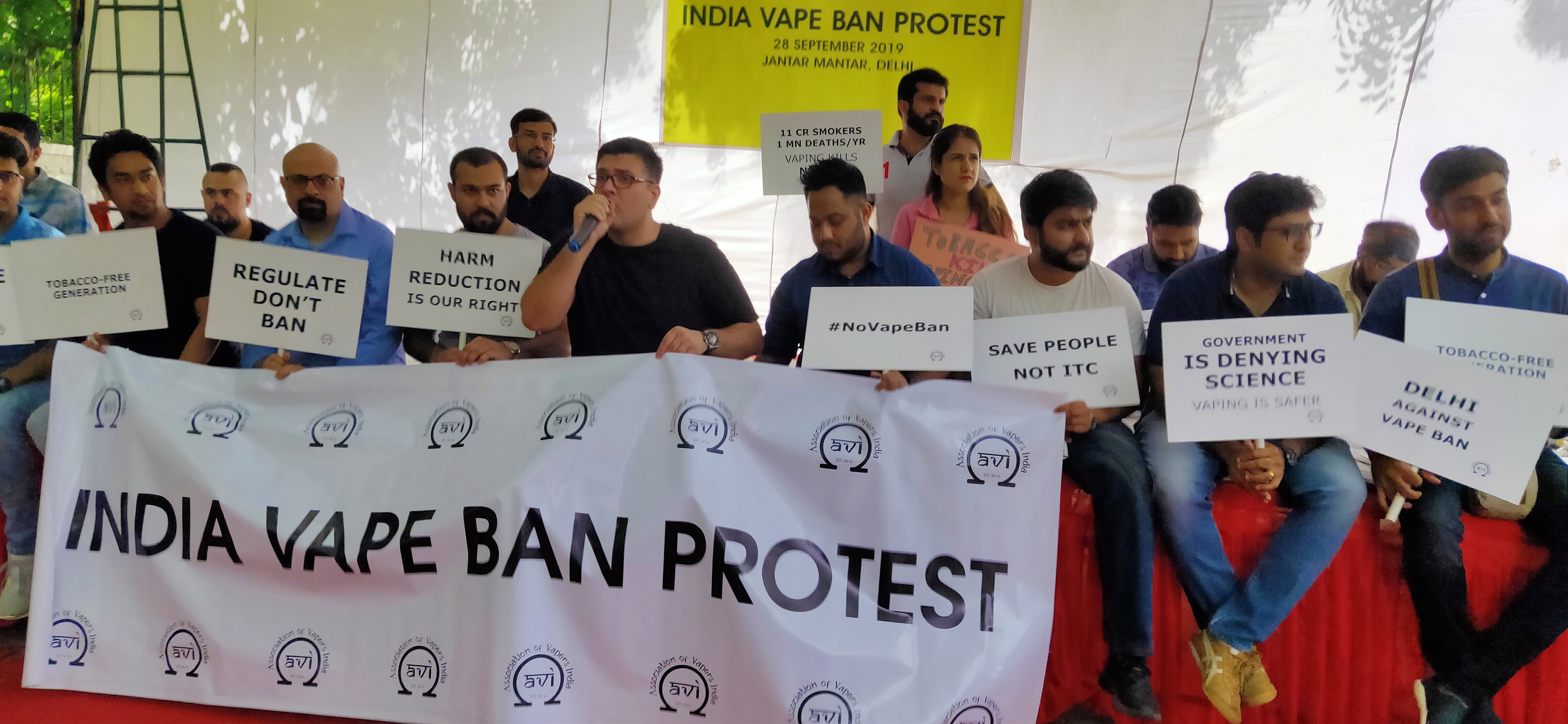 Vapers protesting the e-cigarette ban at Jantar Mantar, Delhi, 28 September 2019